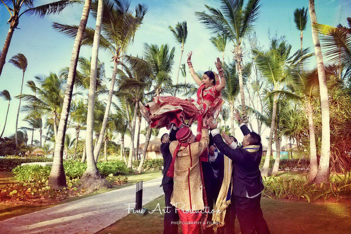 Candid Indian wedding moment — Indian wedding photography by Fine Art Production