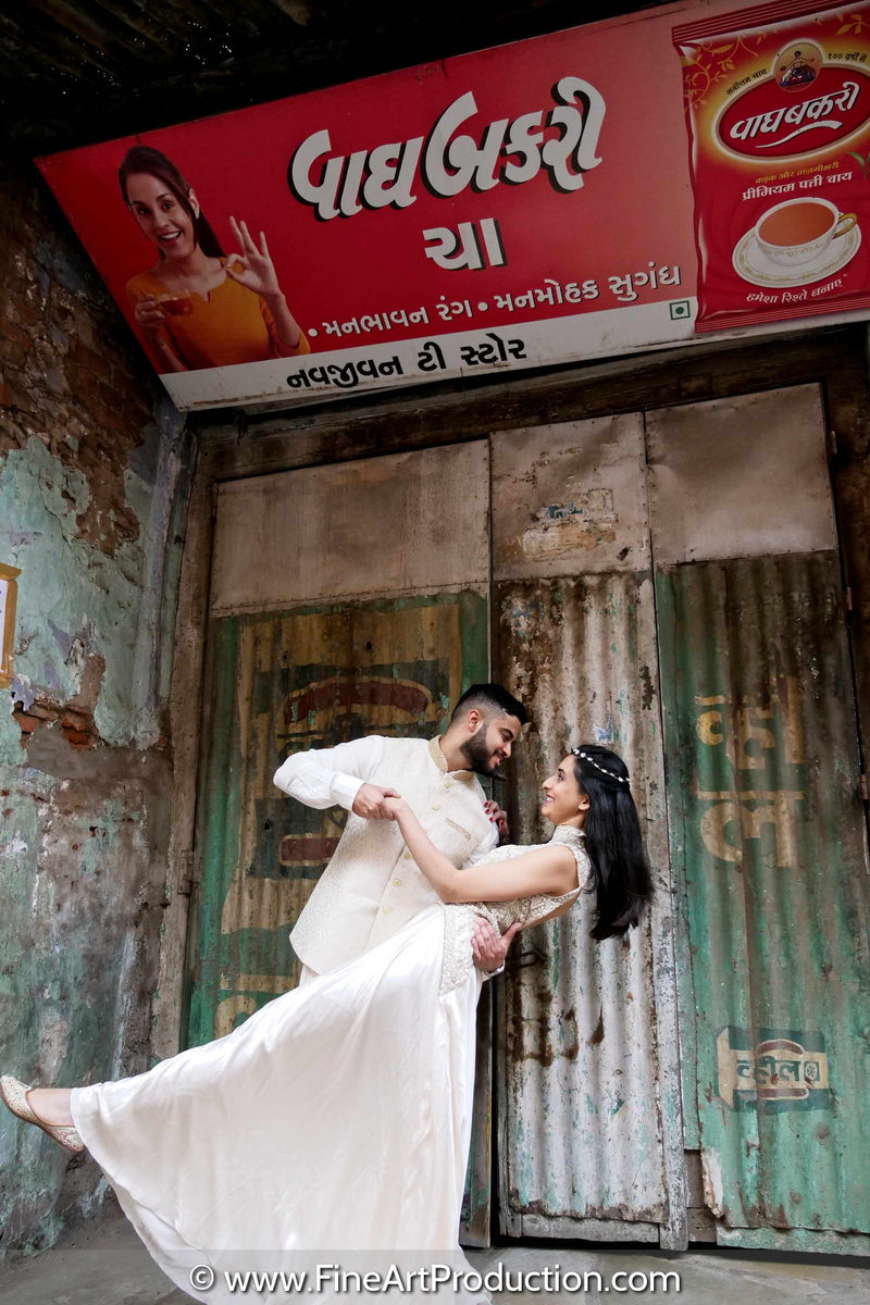 Pre-wedding engagement photo session outdoors